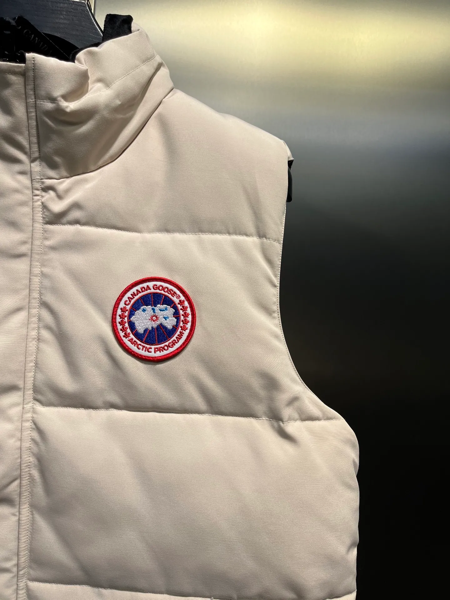 P380 🇨🇦Canada Goose""🇨🇦🌟 Garson down vest has always been recognized as the warmest down jacket. Various Instagram celebrities, Internet celebrities, and celebrities often wear it for street photos. I make Canada Goose every year, but I still can't get rid of my love for it. No matter how cold the days are, there is no need to be afraid, because there is! Filled with 90% white duck down, it is the legendary warmest down jacket and is known as a must-have for Arctic outdoor sports! The most popular down jacket in the world, celebrities are rushing to buy it, it is a must-have!  Size: XS to 2XL